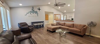 Beautiful 3 bedroom 2 bath home NEAR THE COUNTRY CLUB!