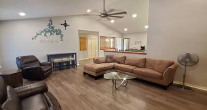 Beautiful 3 bedroom 2 bath home NEAR THE COUNTRY CLUB!