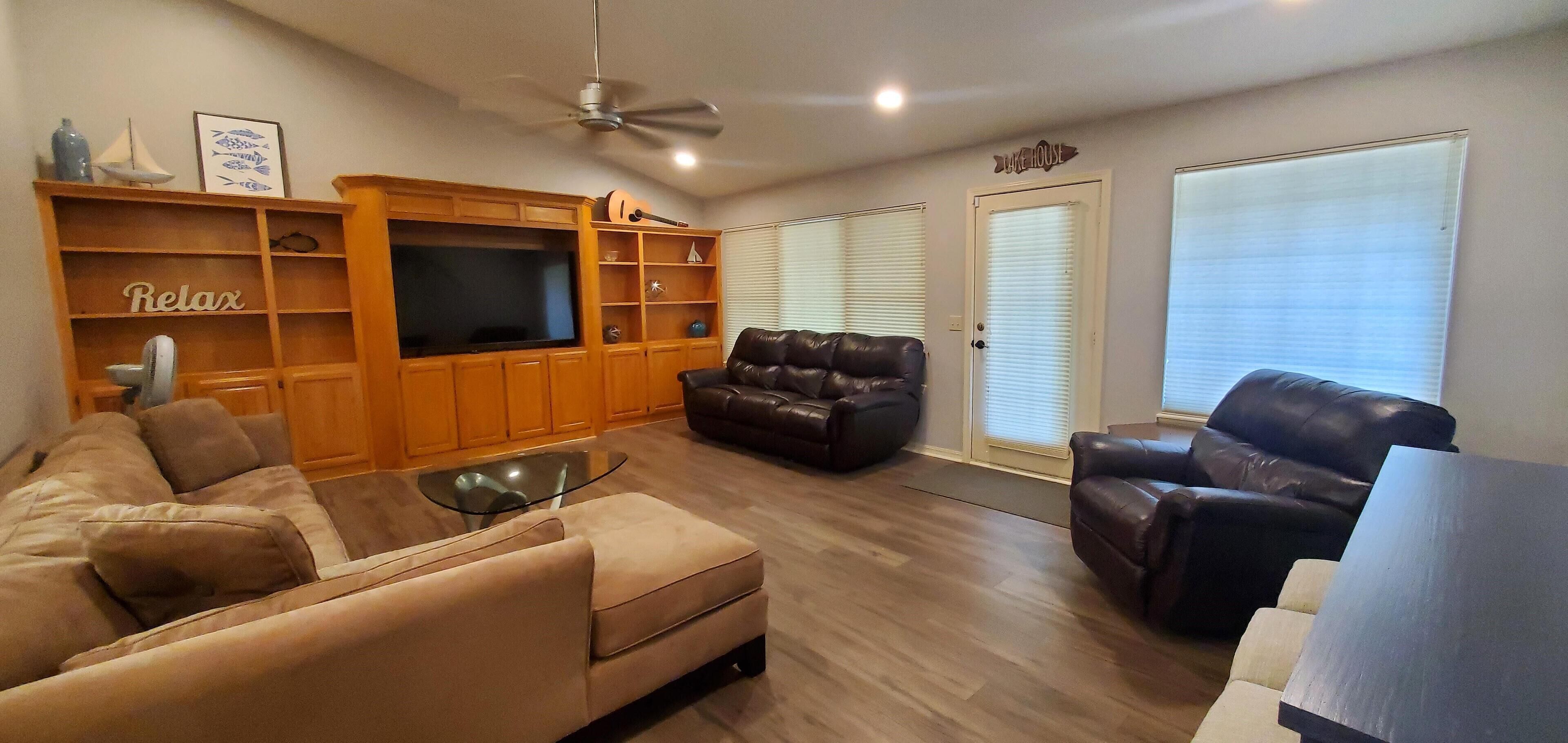 Beautiful 3 bedroom 2 bath home NEAR THE COUNTRY CLUB!