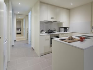 Frigorífico, microondas, horno y lavavajillas