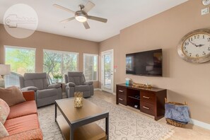 テレビ、卓球台、書庫、ミュージックライブラリ