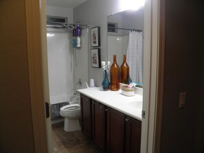 淋浴/盆浴组合、吹风机、毛巾、肥皂