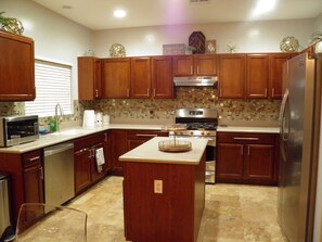 Fridge, microwave, oven, stovetop - Beautiful 2 Story Home Perfect for a Family Getaway! (Sahuarita)