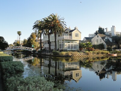 Cute house a block to beach w/ two bikes pet friendly!