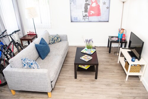 Cute house a block to beach w/ two bikes pet friendly!