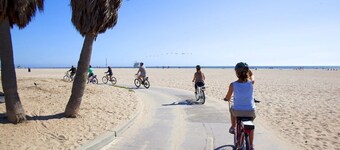 Cute house a block to beach w/ two bikes pet friendly!