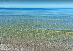 Plage à proximité, chaise longue, serviettes de plage