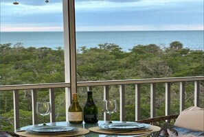 Outdoor dining - Breathtaking direct view of GULF of Mexico and SUNSET from the room! (Naples)