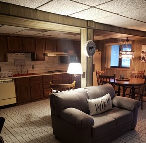 Televisor intel·ligent, taula de tennis de taula i llibres 