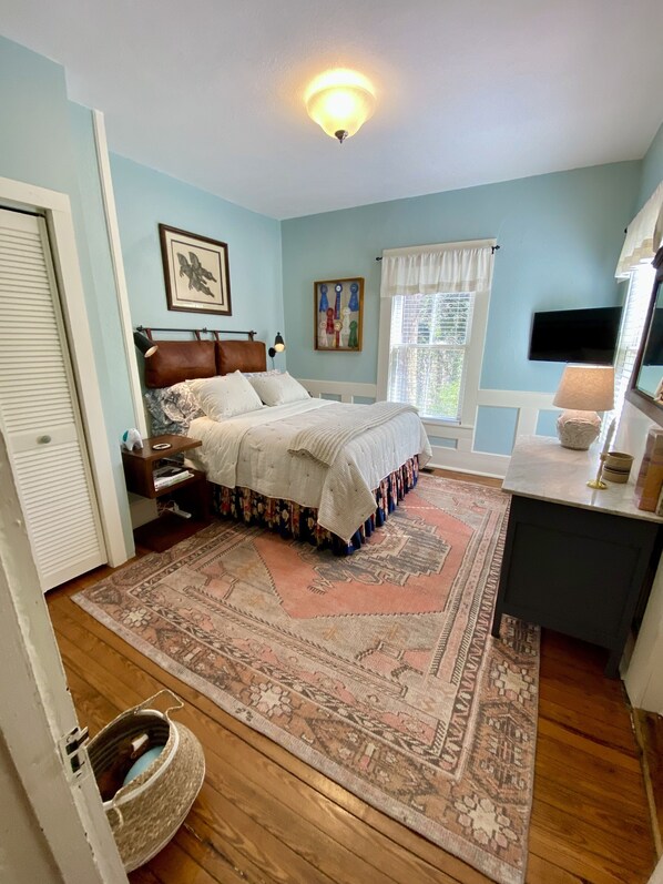Room - Cozy historic cottage in the woods. 10 minute walk to town (Tryon)