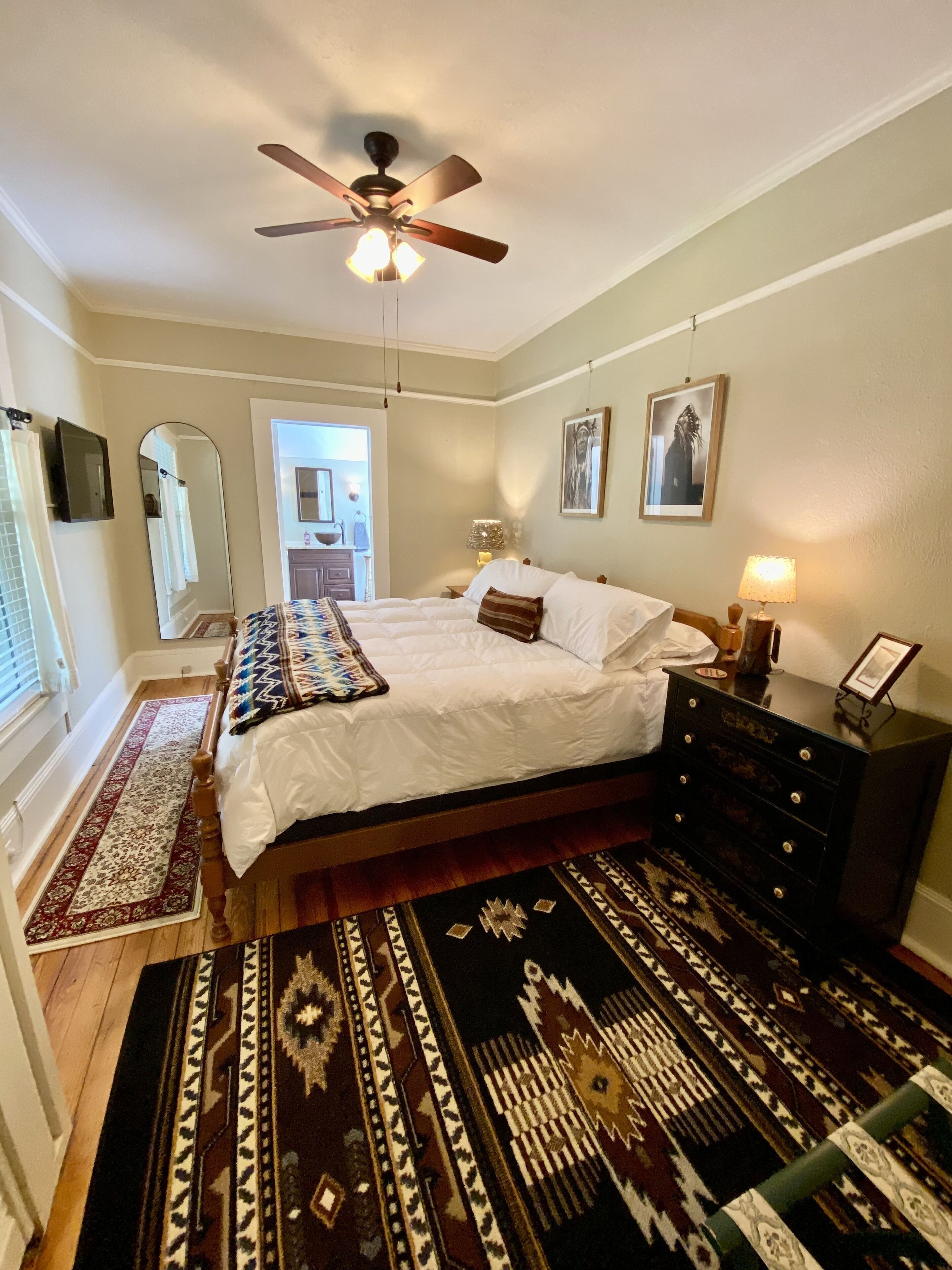 Cozy historic cottage in the woods. 10 minute walk to town 