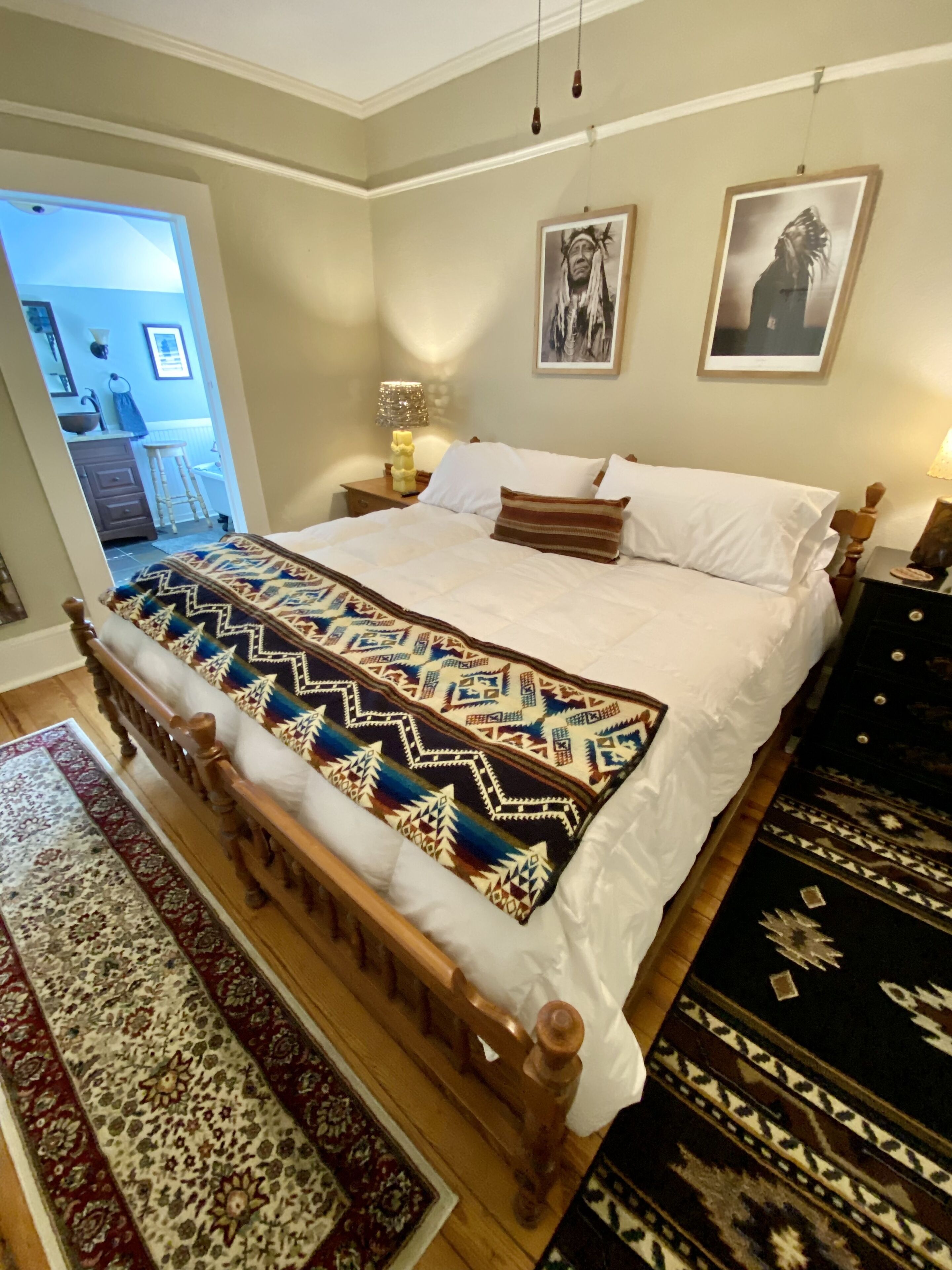 Cozy historic cottage in the woods. 10 minute walk to town 