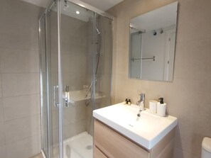 Shower, hair dryer, towels - Del Parque Flats Urban Penthouse Exclusive (Malaga)