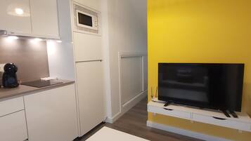 Een koelkast, een magnetron, een koffiezetapparaat/waterkoker