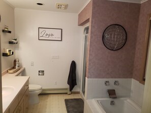 Ensemble douche/baignoire, serviettes fournies, savon, shampoing