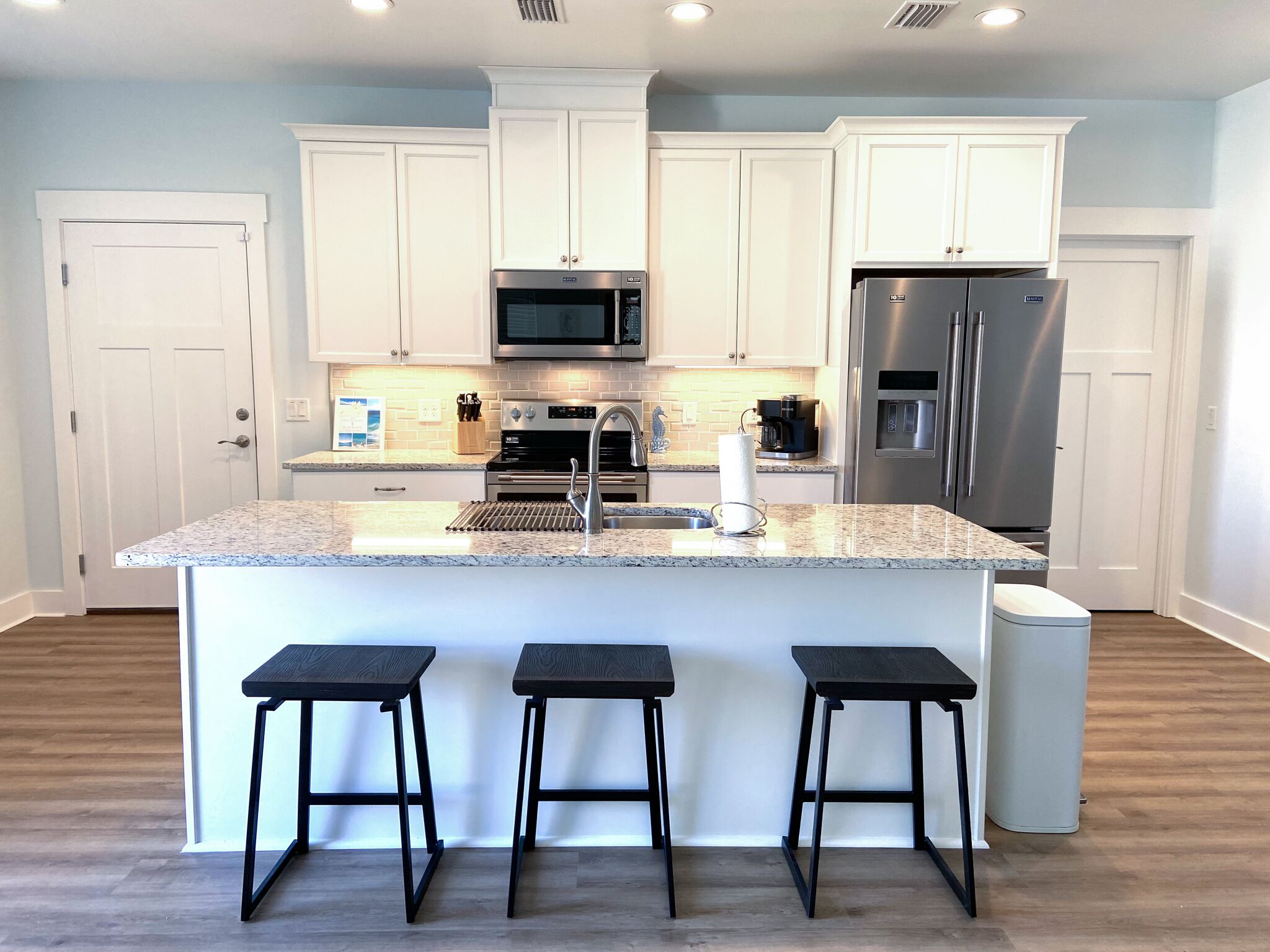 Family friendly! 3 minute walk to the 🏖️ Paddle boards, beach chairs included🏄