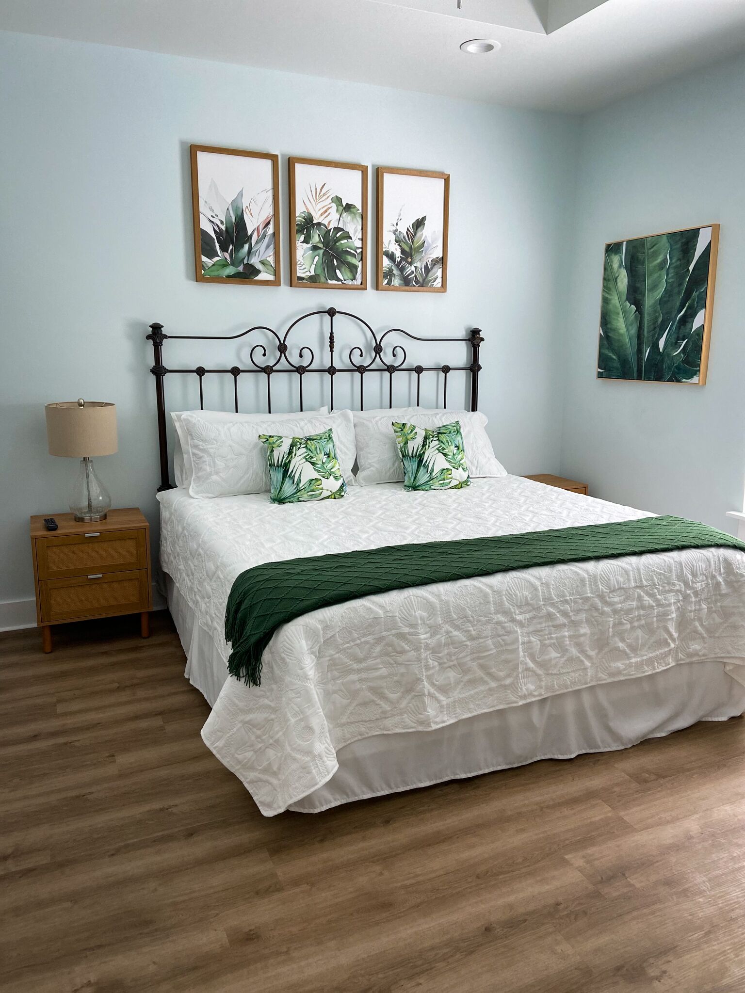 Family friendly! 3 minute walk to the 🏖️ Paddle boards, beach chairs included🏄