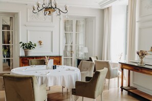 Desayuno buffet diario (EUR 28 por persona)