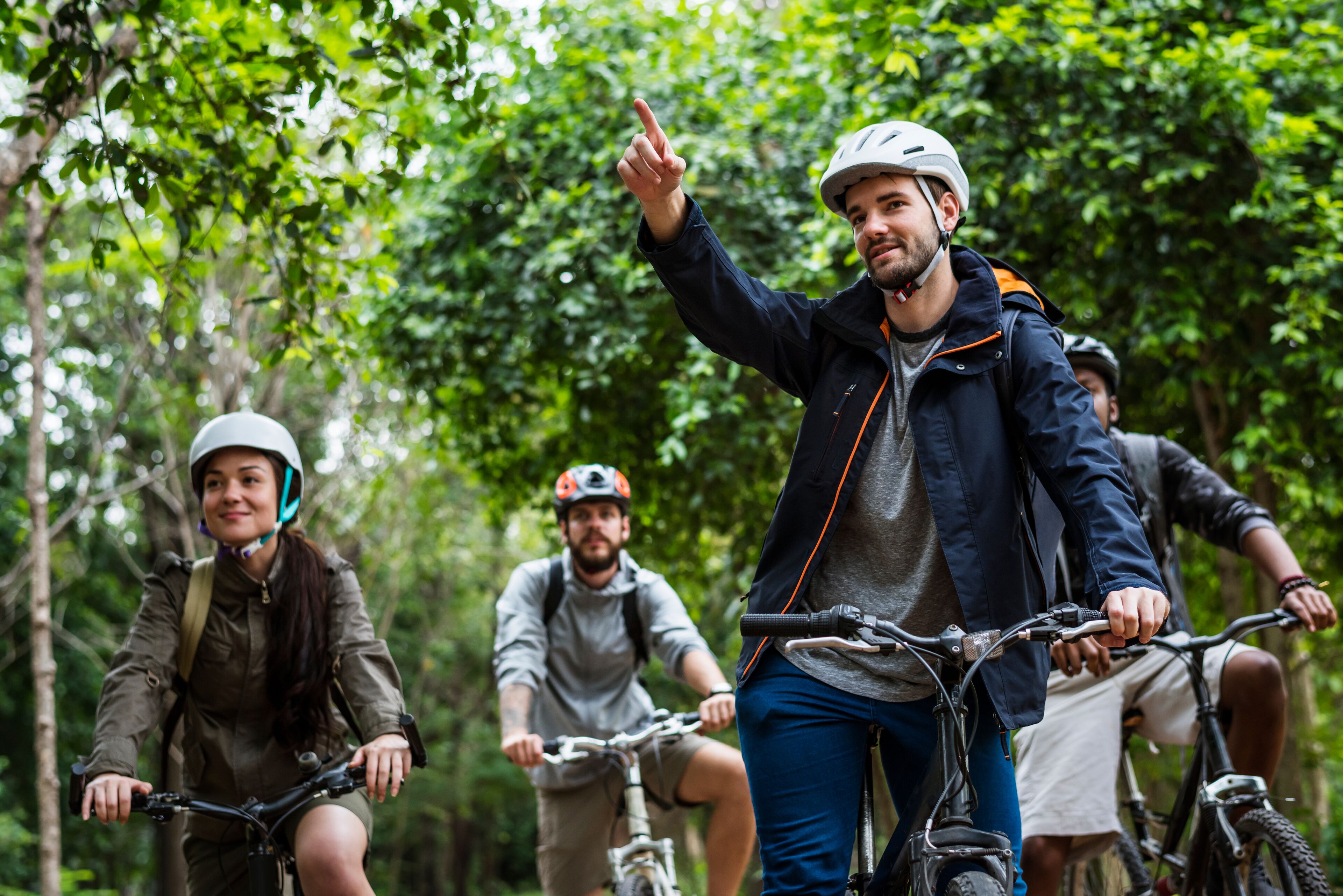 Un grup de persones en bicicleta en una zona boscosa.
