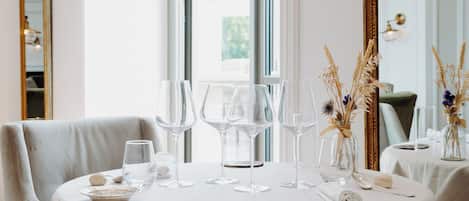 A dining table set with clear glassware, a plate, and a napkin.