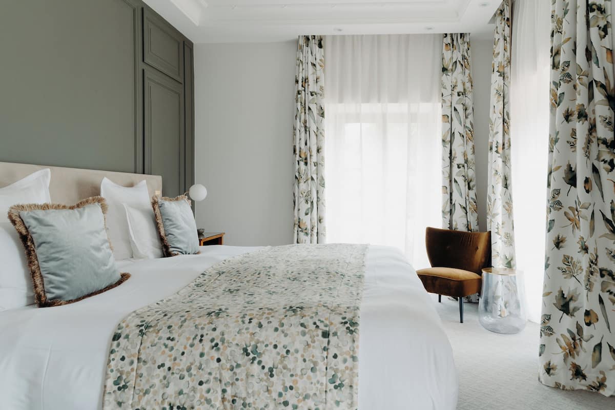 1 bedroom, premium bedding, minibar, in-room safe