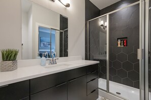 Badewanne, Haartrockner, Handtücher, Seife