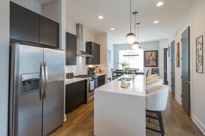 Frigorifero, microonde, forno, piano cottura