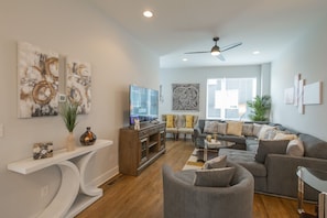 Smart TV, caminetto, tavolo da calcetto, tavolo da ping pong