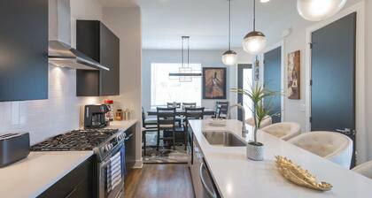 Luxury Townhomeâ
11 Bedsâ
Breathtaking Viewsâ
Mins DT