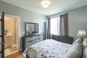 4 bedrooms, desk, iron/ironing board, free WiFi