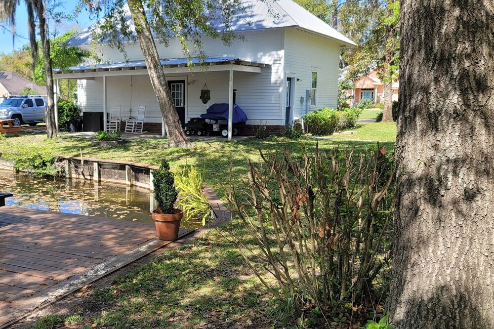 Carriage House Apt close to Cumberland Ferry, Kings Bay & Historic Downtown
