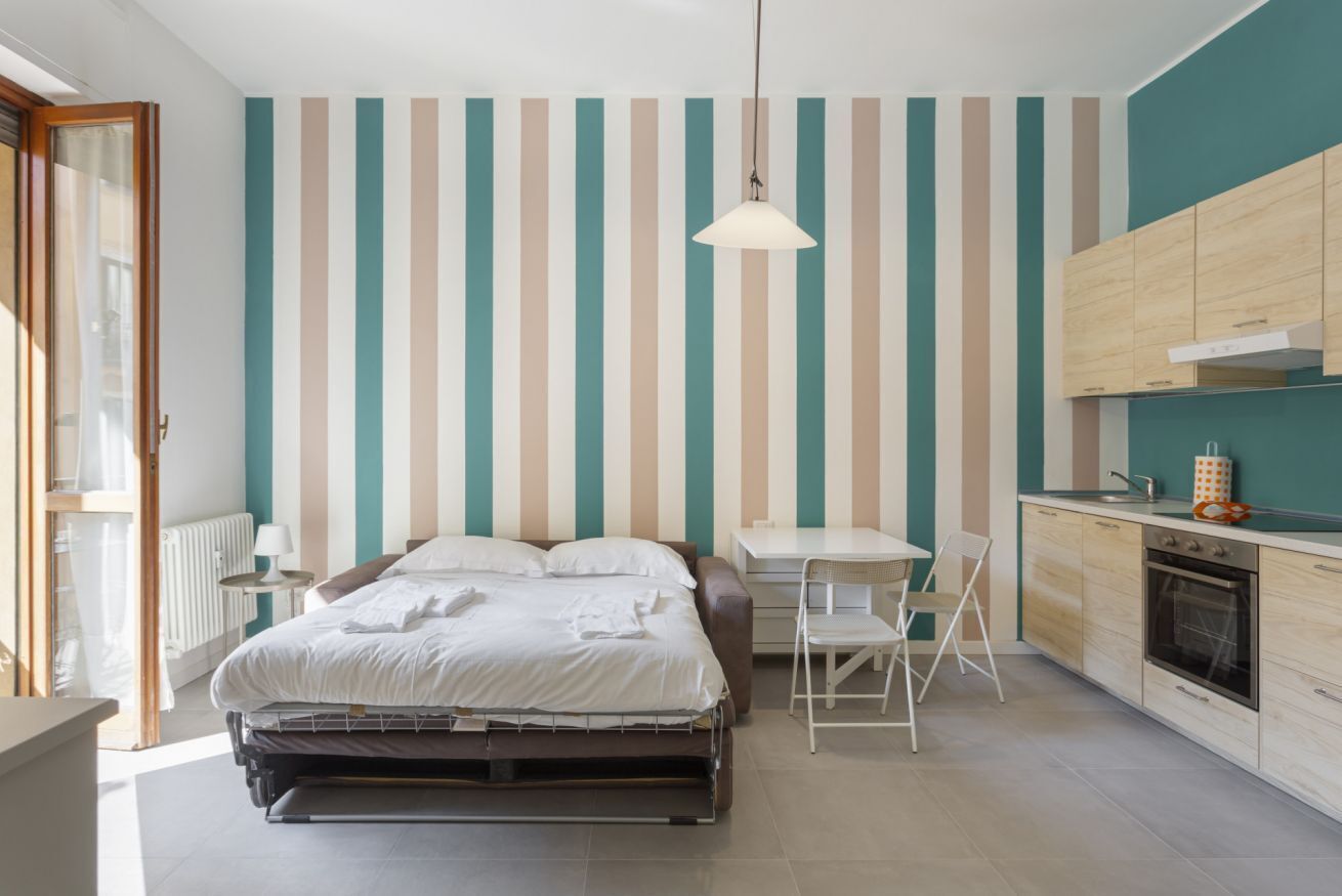 Tabla de planchar con plancha, wifi gratis y ropa de cama 