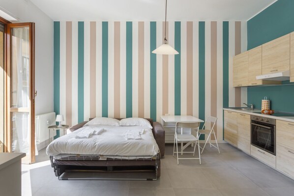 Iron/ironing board, free WiFi, bed sheets