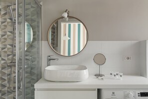 Shower, hair dryer, bidet, towels