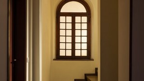 A hallway with a window, a door, and a staircase. - Hostmate - Milano - Botticelli - Città Studi  (Milano)