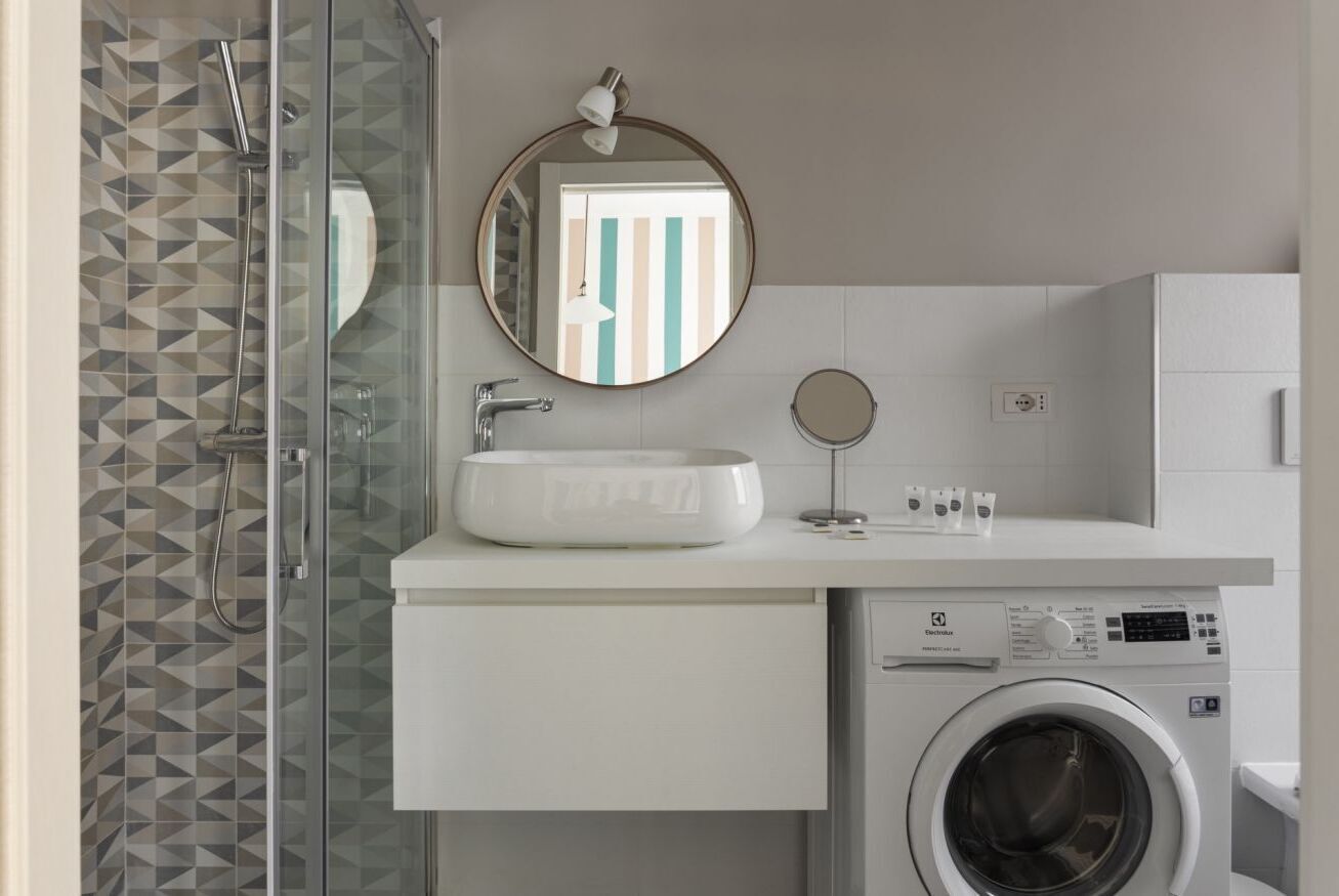 Douche, sèche-cheveux, bidet, serviettes fournies