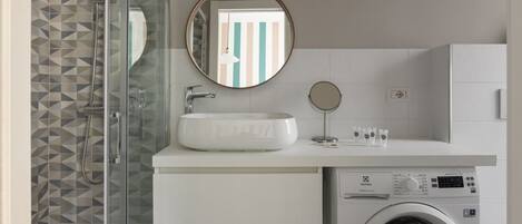 Douche, sĂšche-cheveux, bidet, serviettes fournies