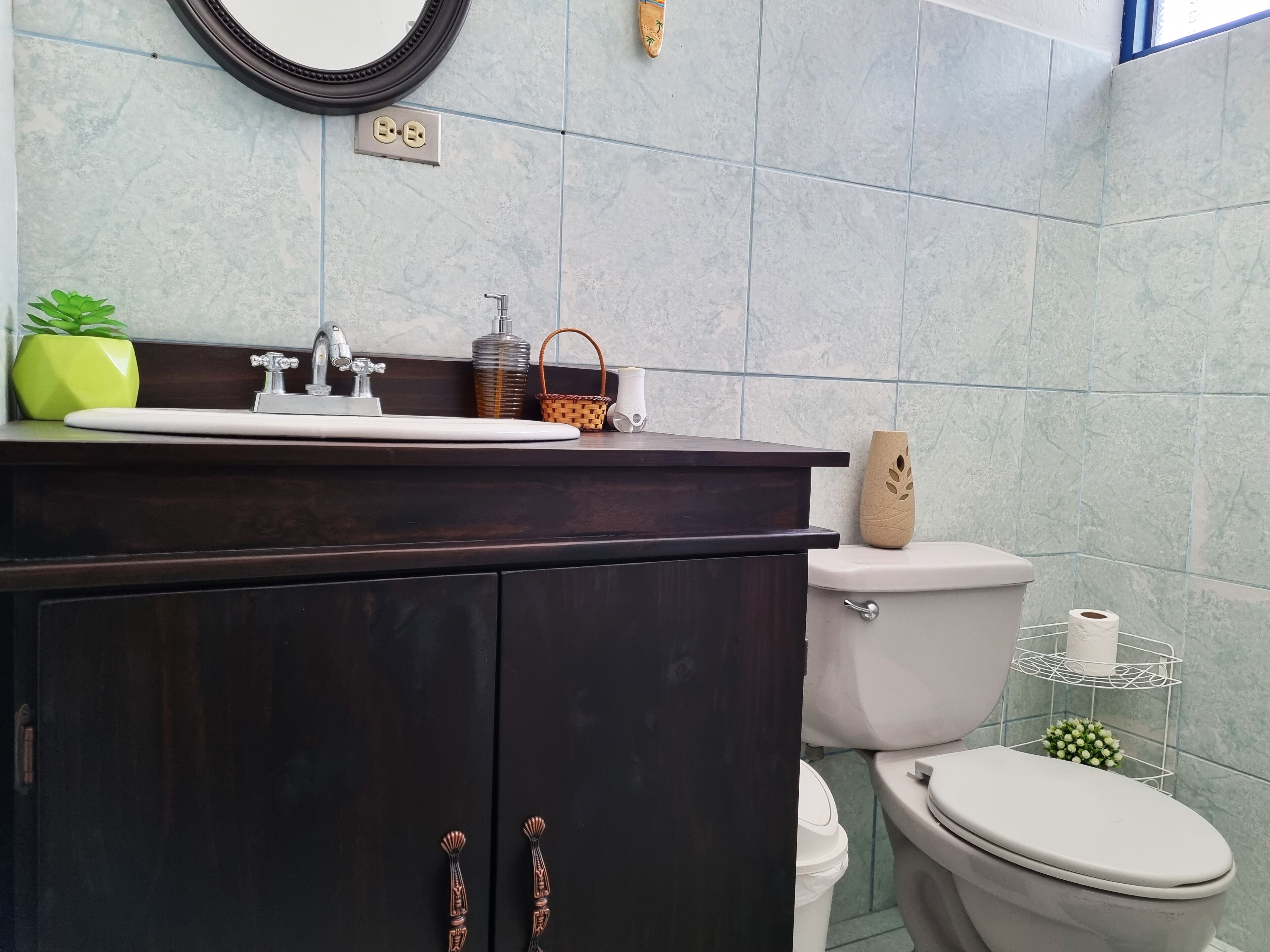 Douche, serviettes fournies, savon, shampoing