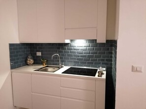 Kylskåp, mikrovågsugn, spishäll och diskmaskin