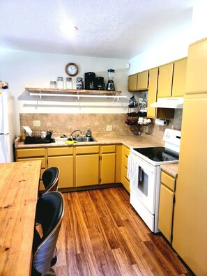 Køleskab, mikrobølgeovn, ovn, kogeplade