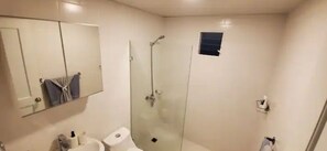 Combined shower/bathtub, hair dryer, towels, soap - Beautiful apartment in Arenas Gardens complex (Punta Cana)