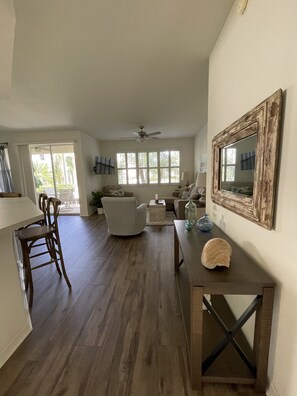 Smart TV, books - Beautifully updated, gated community, minutes from the gulf beaches (Bonita Springs)