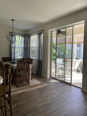 Dining - Beautifully updated, gated community, minutes from the gulf beaches (Bonita Springs)