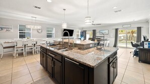 Private kitchen - 5 Bdr, 7miles-Beach 50 min to Disney 2 Master’s 1 on 1st Fl HEATED POOL GAMEROOM (West Melbourne)