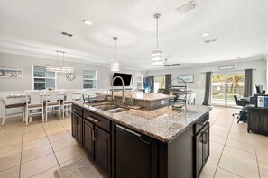 Coffee/tea maker, fridge, microwave, oven - 5 Bdr, 7miles-Beach 50 min to Disney 2 Master’s 1 on 1st Fl HEATED POOL GAMEROOM (West Melbourne)