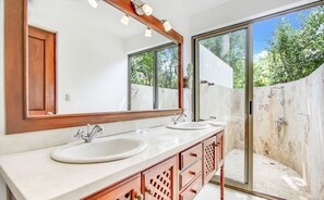 Een douche, handdoeken