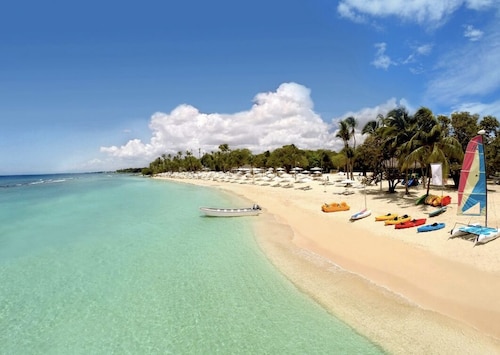 Luxury 5BR Villa - Pool, Beach, Golf & Spa Retreat - Housekeeper Included