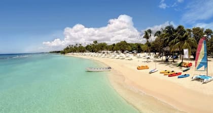 Luxury 5BR Villa - Pool, Beach, Golf & Spa Retreat - Housekeeper Included