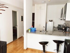 Kühlschrank, Mikrowelle, Wasserkocher mit Kaffee-/Teezubehör