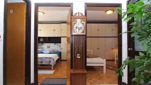 A room with a bed, a clock, and a wardrobe. - Holiday home mit Klimaanlage und Terrasse (Pula)